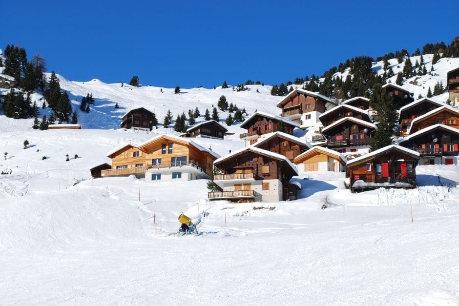 Condo ou chalet à la montagne : pourquoi investir en bas des pistes?